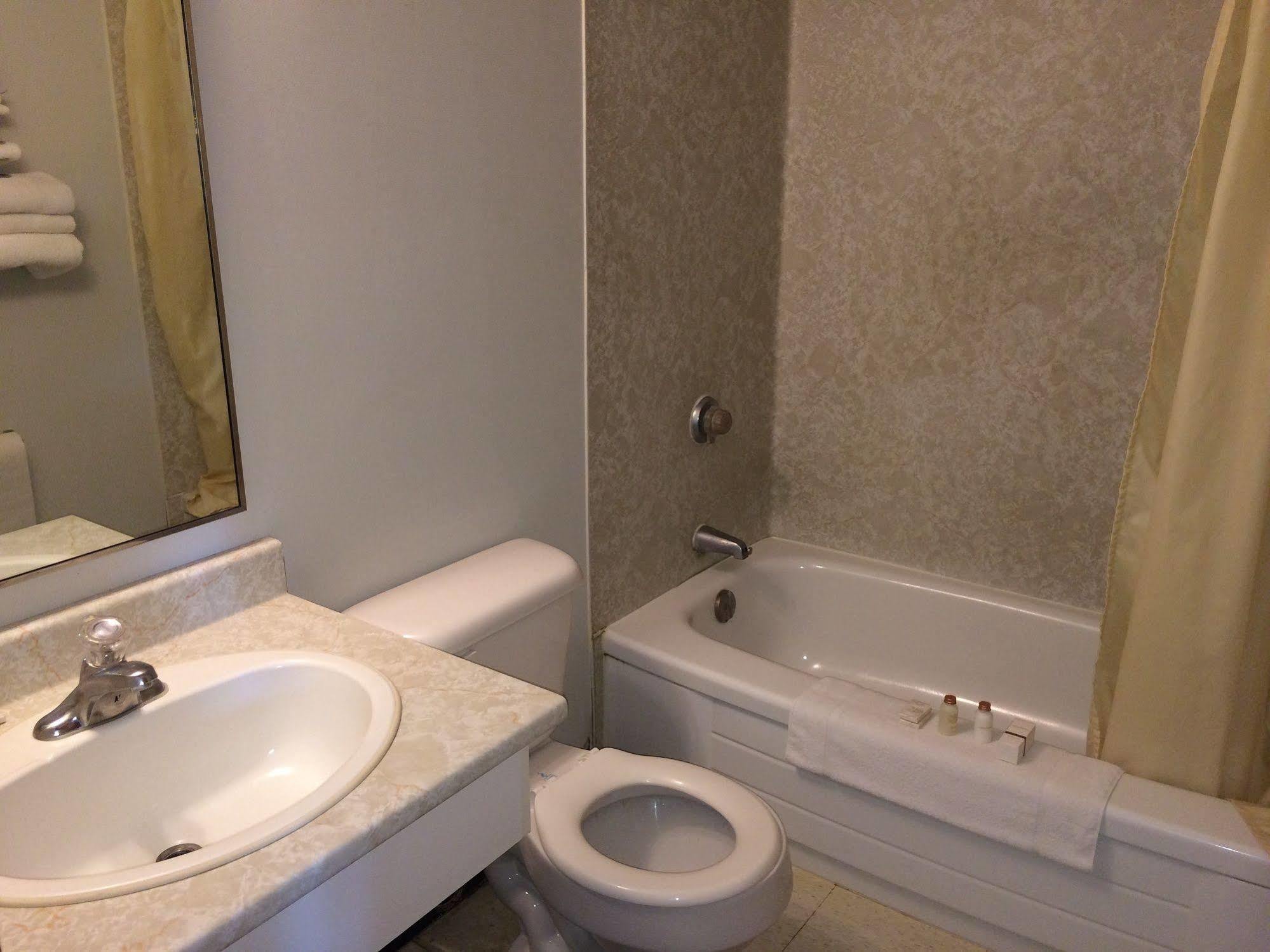 Pickle Lake Hotel エクステリア 写真