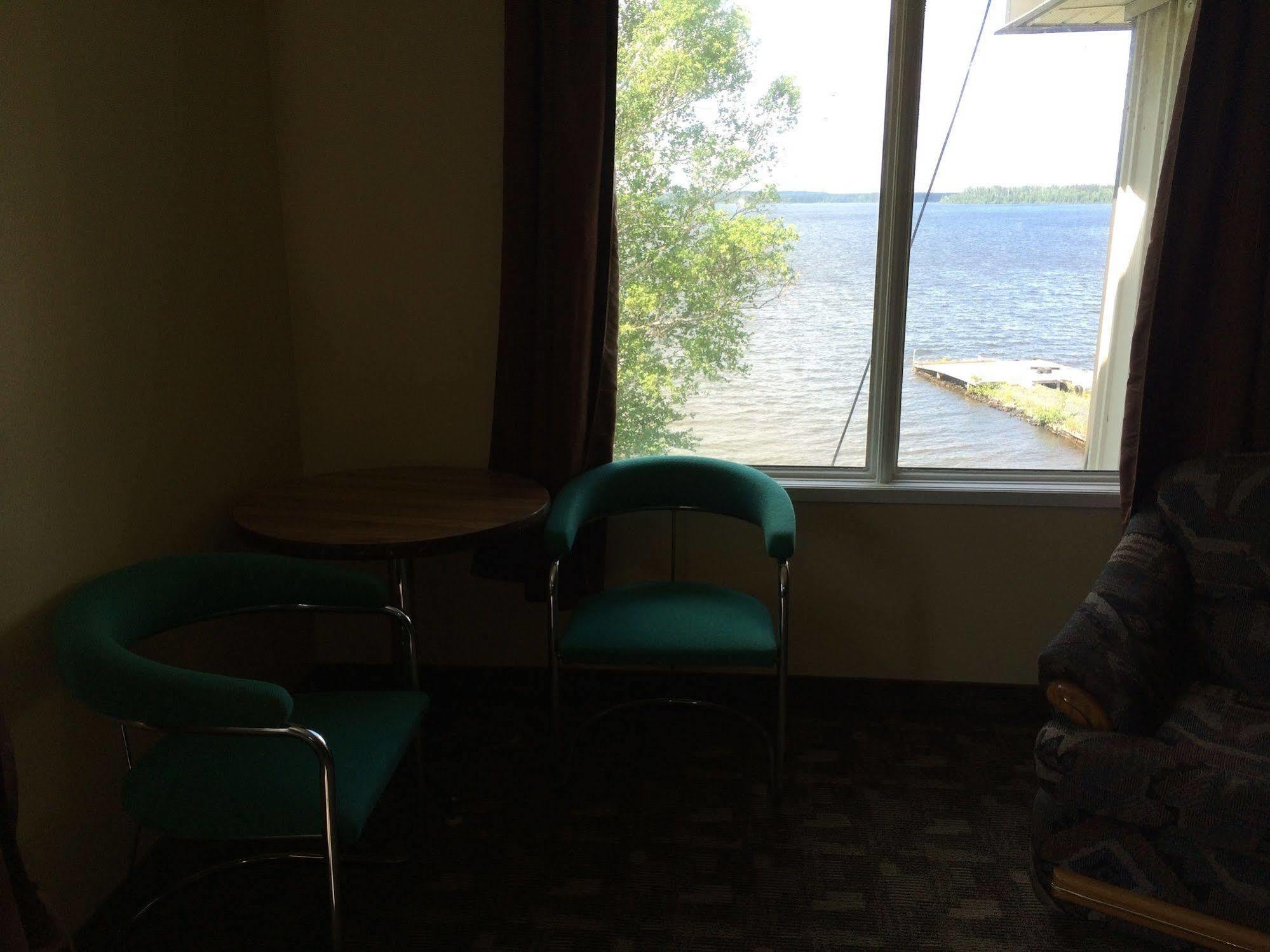Pickle Lake Hotel エクステリア 写真