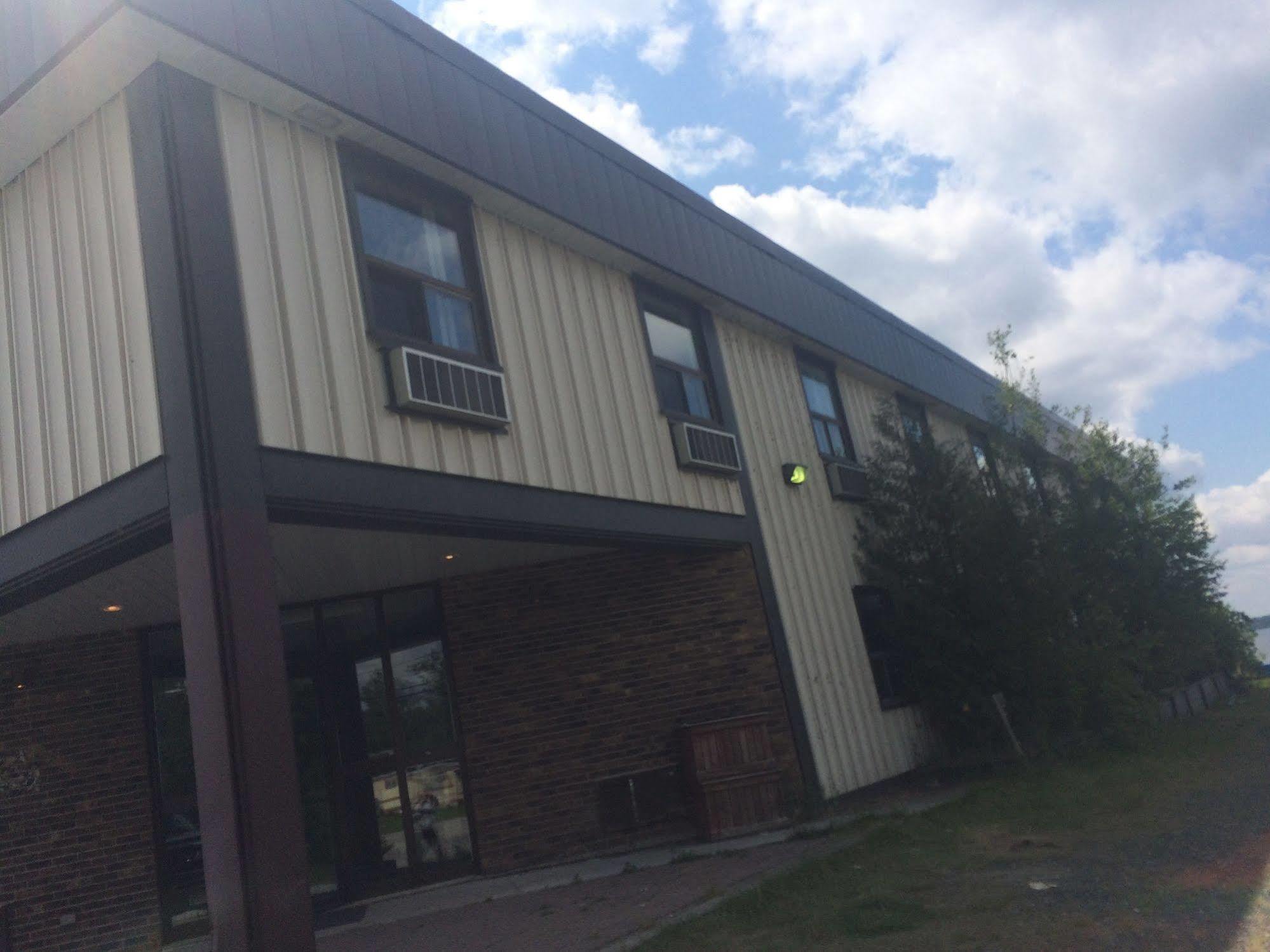 Pickle Lake Hotel エクステリア 写真
